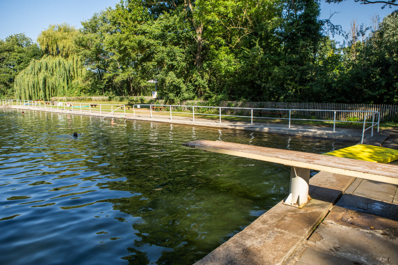 Das Naturbad Walbeck im Lappwald mit einem Sprungbrett und einer Badematte.